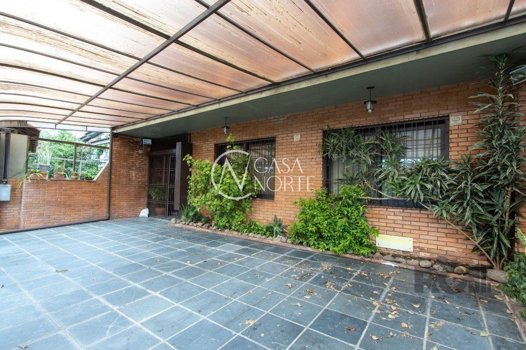 Casa à venda com 4 quartos, 500m², 1 suíte, 4 vagas, Travessa Kuluene no bairro Coronel Aparício Borges em Porto Alegre