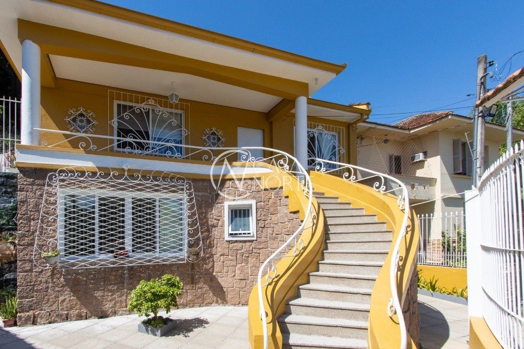 Casa à venda com 3 quartos, 148m², 3 vagas, Rua Nossa Senhora Medianeira no bairro Medianeira em Porto Alegre