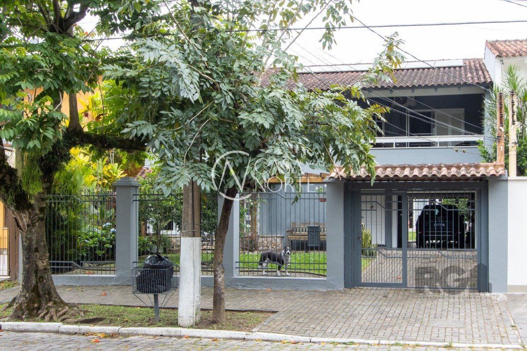 Casa à venda com 4 quartos, 306m², 1 suíte, 2 vagas, Rua Adão Pinheiro da Silva no bairro Ipanema em Porto Alegre
