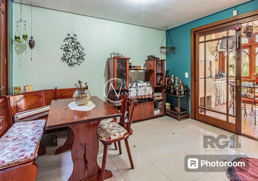 Casa à venda com 6 quartos, 248m², 1 suíte, 4 vagas, Rua Ladislau Neto no bairro Ipanema em Porto Alegre