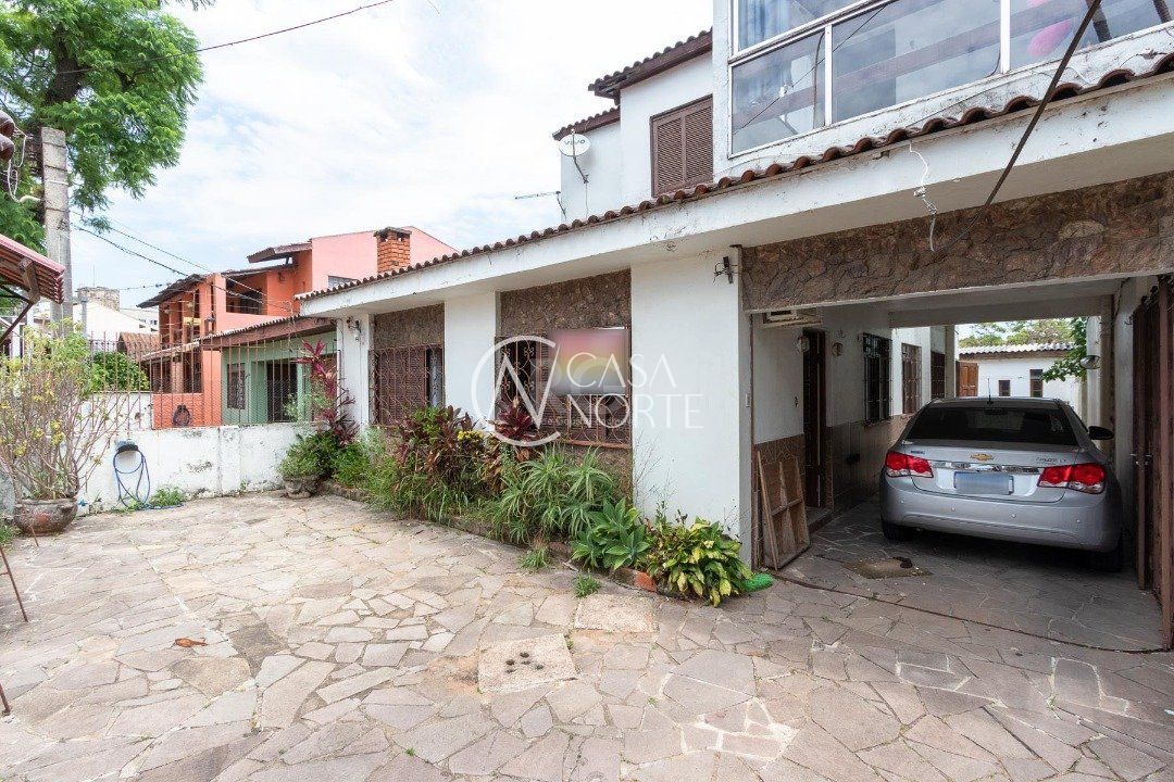 Casa à venda com 6 quartos, 149m², 2 suítes, Rua Fabio de Barros no bairro Nonoai em Porto Alegre