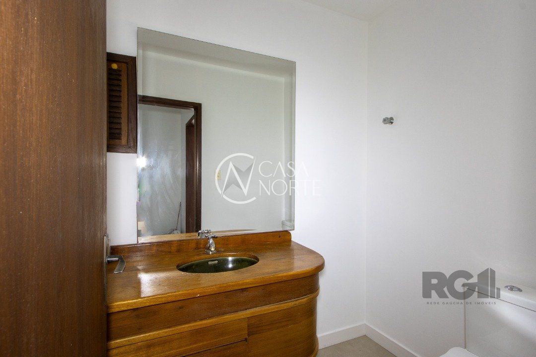 Casa à venda com 3 quartos, 497m², 1 suíte, 2 vagas, Rua Edgar Luiz Schneider no bairro Jardim Isabel em Porto Alegre