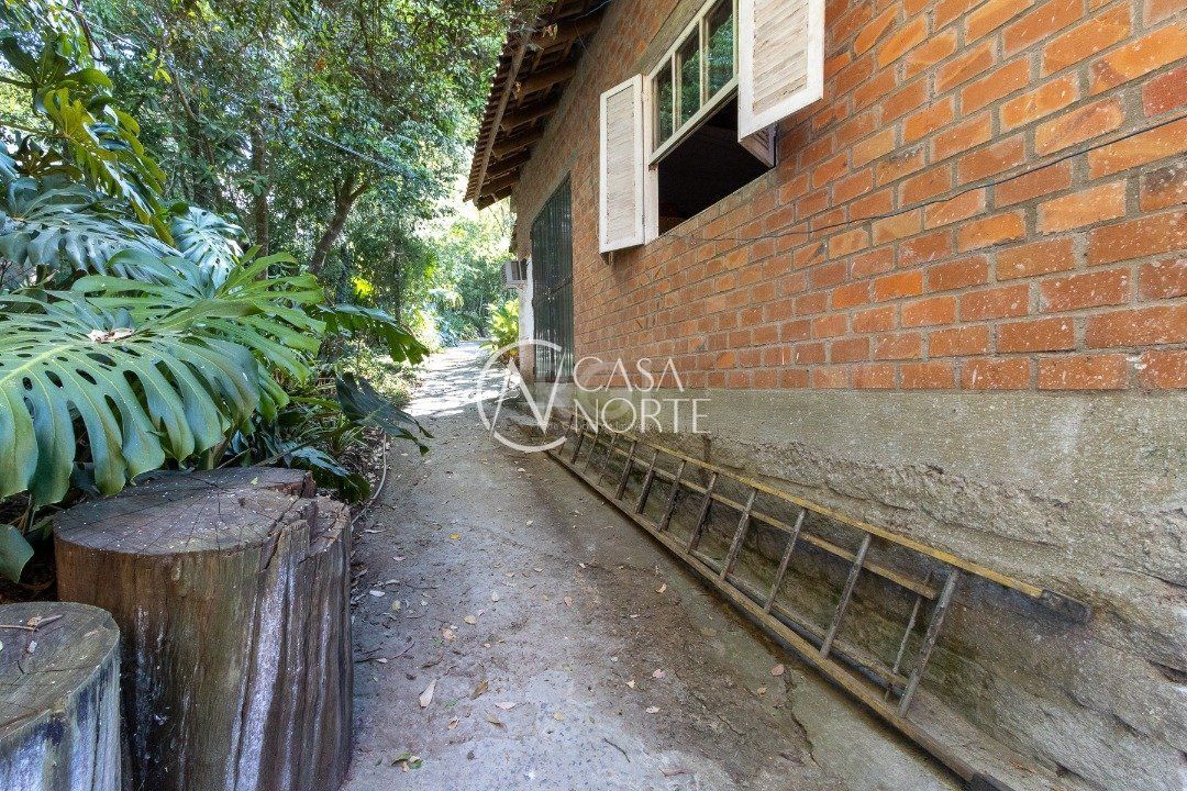 Casa à venda com 3 quartos, 200m², 4 vagas, Avenida Joaquim Martins da Silva no bairro Belém Novo em Porto Alegre