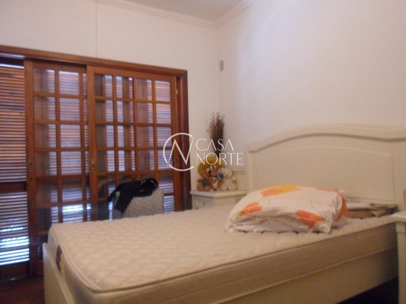 Casa à venda com 6 quartos, 400m², 2 suítes, 5 vagas, Rua Antônio Ribeiro no bairro Santo Antônio em Porto Alegre