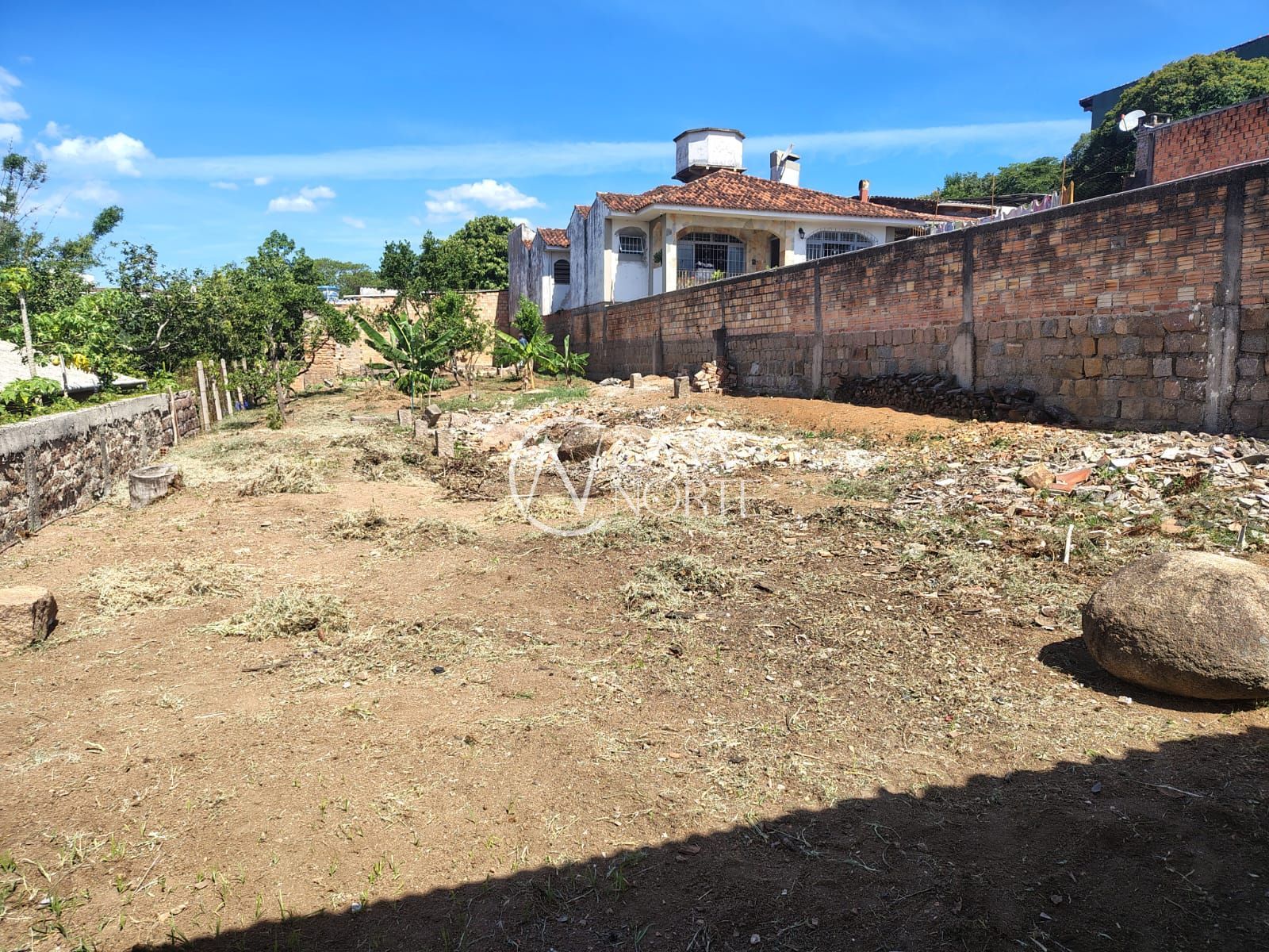 Casa à venda com 1 quarto, 99m², 2 vagas, Rua Marquês do Maricá no bairro Vila Nova em Porto Alegre
