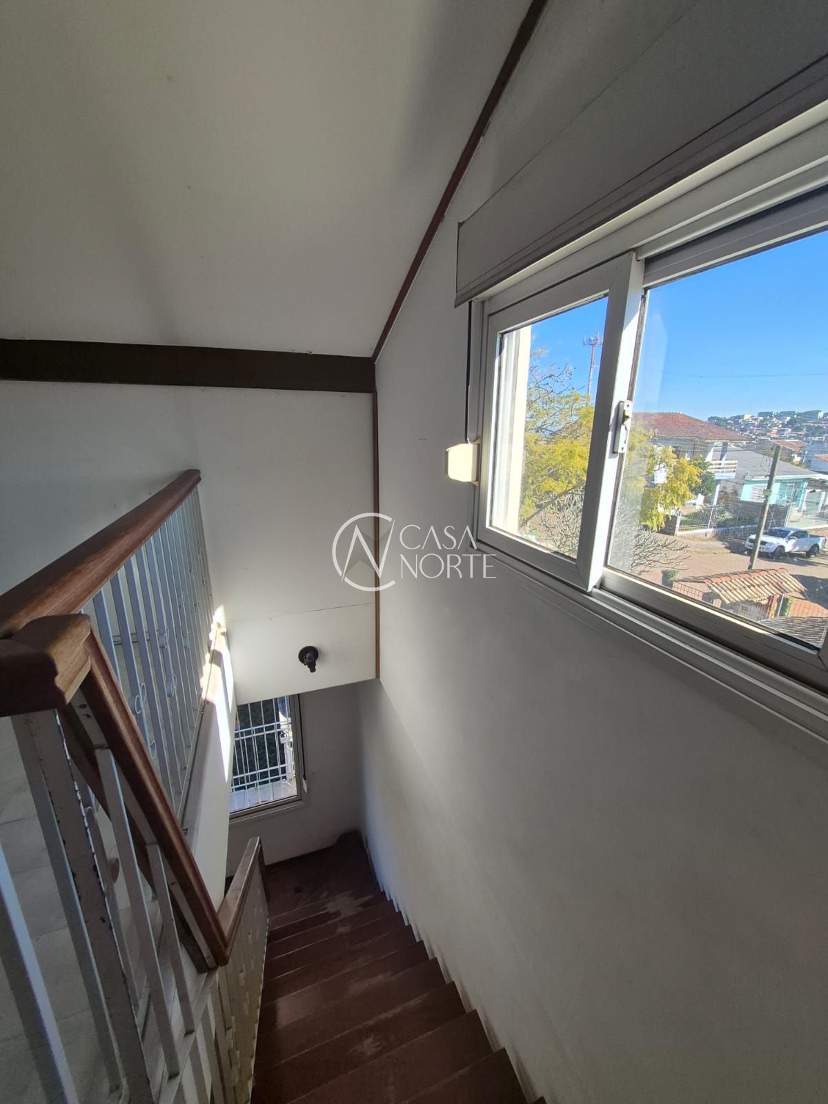 Casa à venda com 4 quartos, 280m², 1 suíte, 2 vagas, Rua dos Apóstolos no bairro Nonoai em Porto Alegre