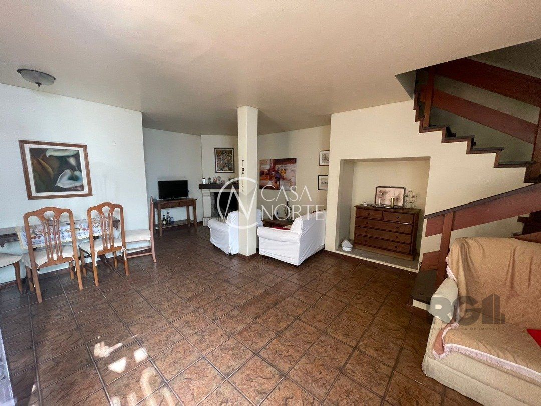 Casa à venda com 3 quartos, 300m², 3 vagas, Rua General Oliveira Freitas no bairro Santa Tereza em Porto Alegre