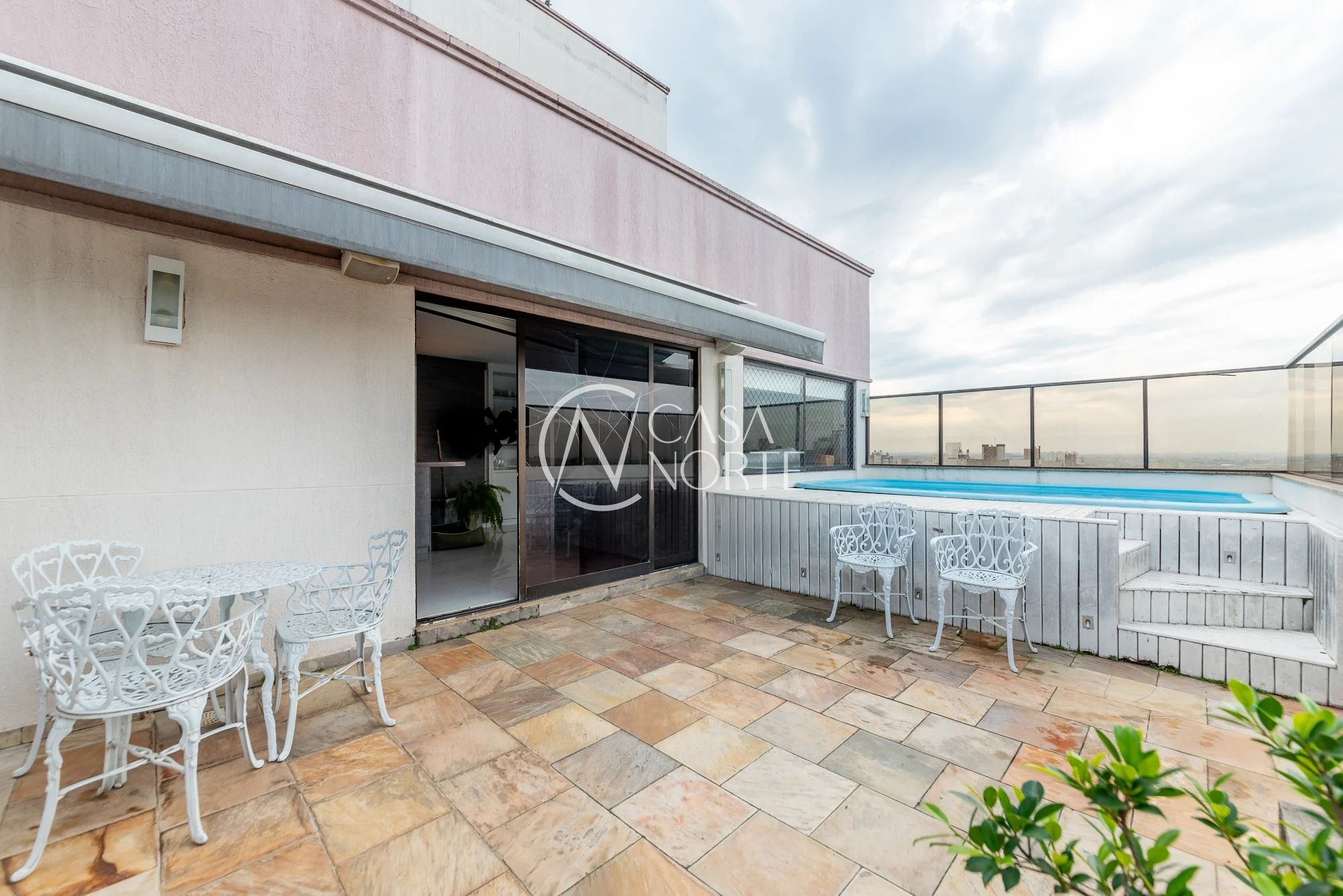 Cobertura à venda com 3 quartos, 203m², 1 suíte, 4 vagas, Rua Portugal no bairro Higienópolis em Porto Alegre