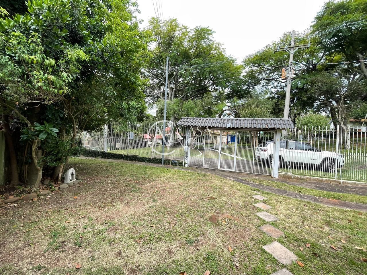 Casa à venda com 3 quartos, 287m², 5 vagas, Acesso dos Gerânios no bairro Santa Tereza em Porto Alegre