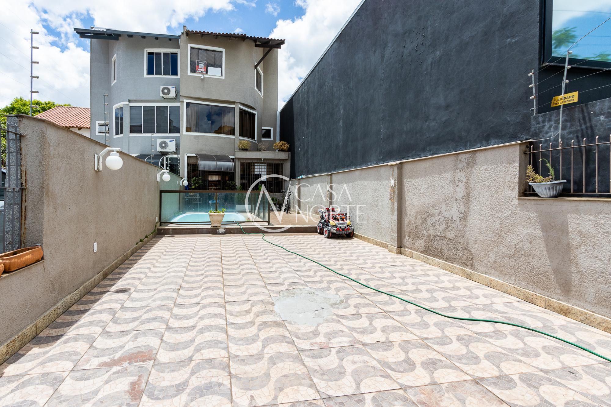 Casa à venda com 3 quartos, 201m², 1 suíte, 2 vagas, Rua Folha da Tarde no bairro Cristal em Porto Alegre