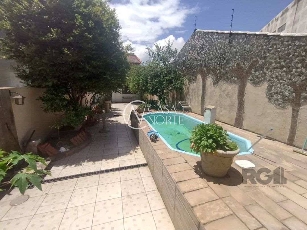 Casa à venda com 4 quartos, 245m², 1 suíte, 4 vagas, Rua Laguna no bairro Cavalhada em Porto Alegre