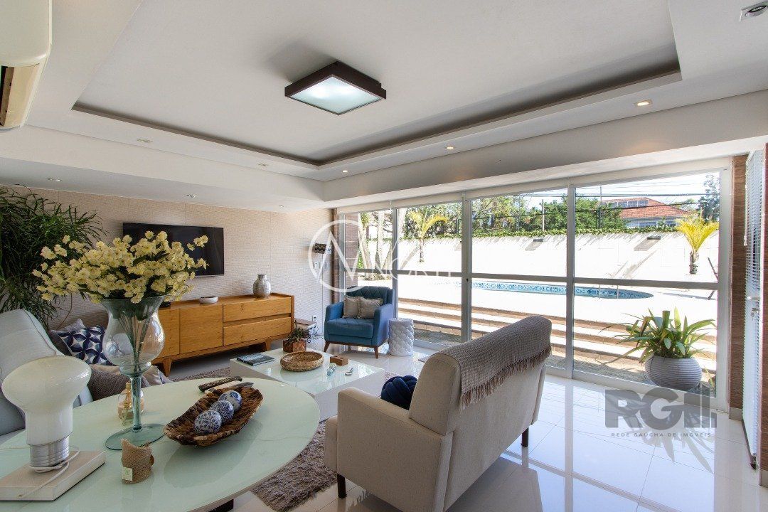 Casa à venda com 4 quartos, 280m², 1 suíte, 2 vagas, Rua Jacunda no bairro Guarujá em Porto Alegre