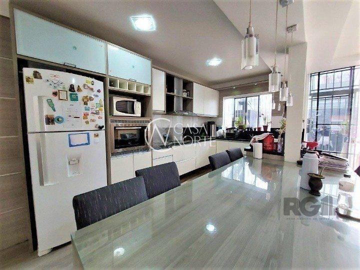 Casa à venda com 3 quartos, 234m², 1 suíte, 3 vagas, Rua Folha da Tarde no bairro Cristal em Porto Alegre