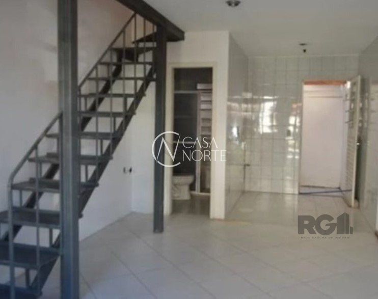 Casa à venda com 2 quartos, 561m², 1 vaga, Avenida Monte Cristo no bairro Vila Nova em Porto Alegre