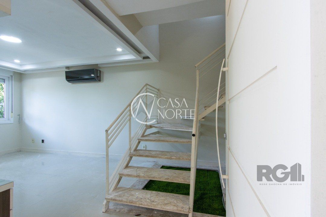Casa à venda com 3 quartos, 132m², 1 suíte, 2 vagas, Rua Cangussu no bairro Nonoai em Porto Alegre