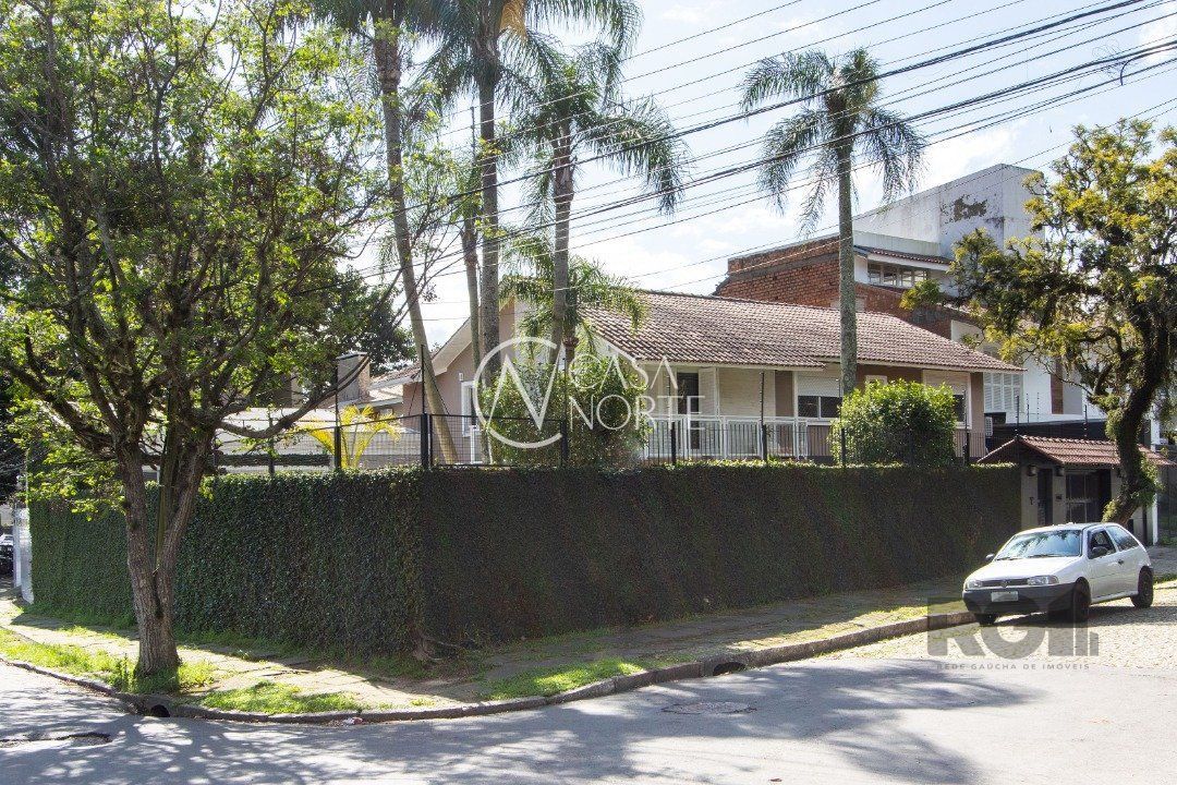 Casa à venda com 4 quartos, 280m², 1 suíte, 2 vagas, Rua Jacunda no bairro Guarujá em Porto Alegre