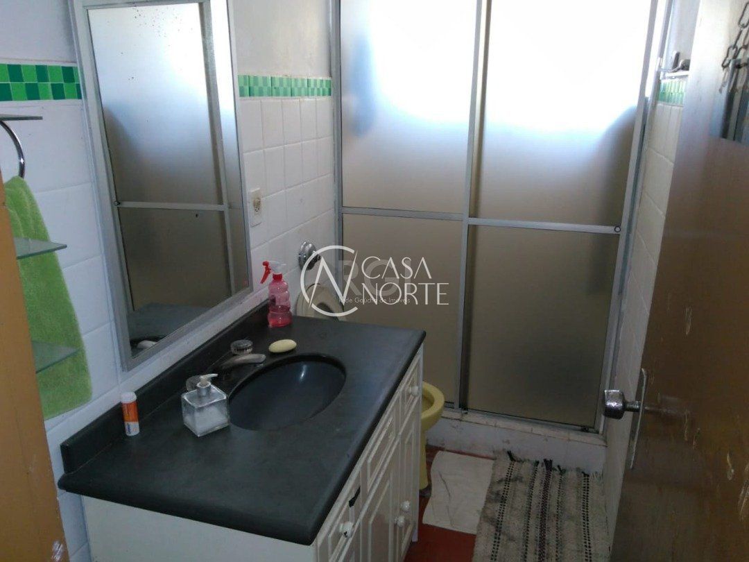 Casa à venda com 7 quartos, 400m², 1 suíte, 2 vagas, Rua Cariri no bairro Vila Assunção em Porto Alegre