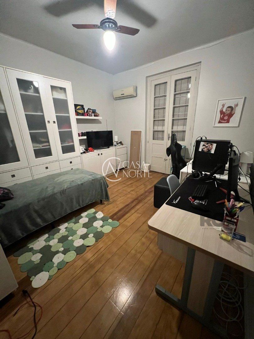 Casa à venda com 4 quartos, 350m², 1 suíte, Rua Xavier Ferreira no bairro Auxiliadora em Porto Alegre
