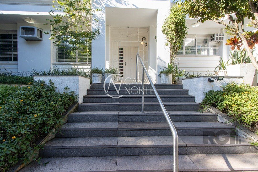 Casa à venda com 3 quartos, 226m², 1 suíte, 3 vagas, Rua José Antônio Aranha no bairro Três Figueiras em Porto Alegre