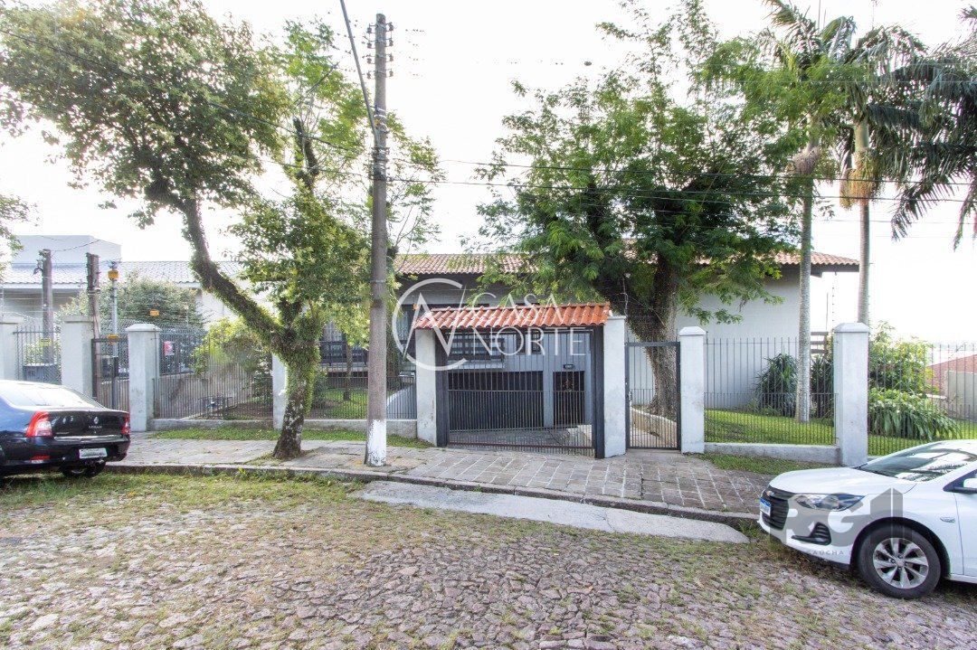 Casa à venda com 5 quartos, 417m², 3 suítes, 4 vagas, Rua Fernando Osório no bairro Teresópolis em Porto Alegre