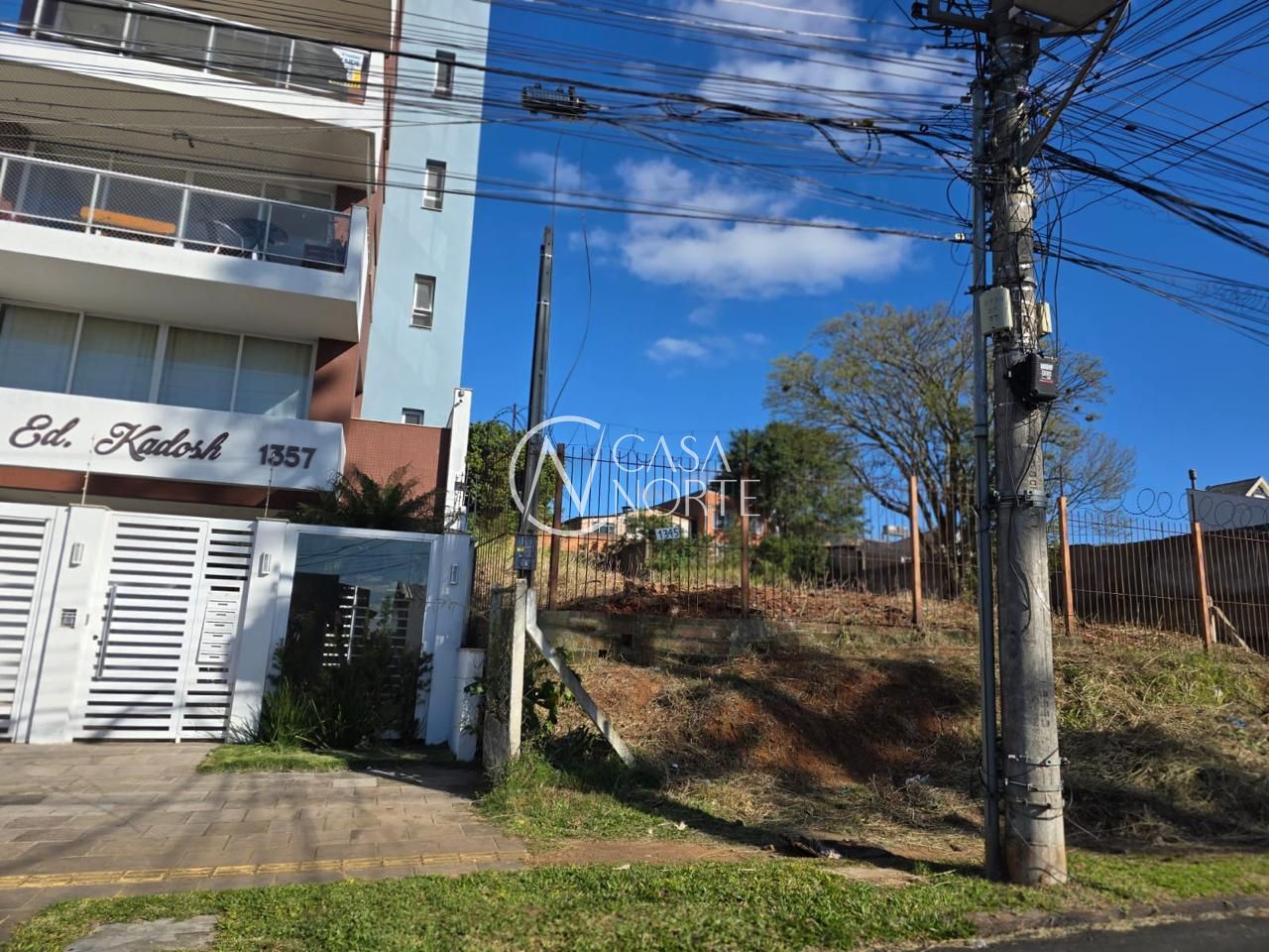 Terreno à venda  com 572m², Rua Doutor Barcelos no bairro Tristeza em Porto Alegre