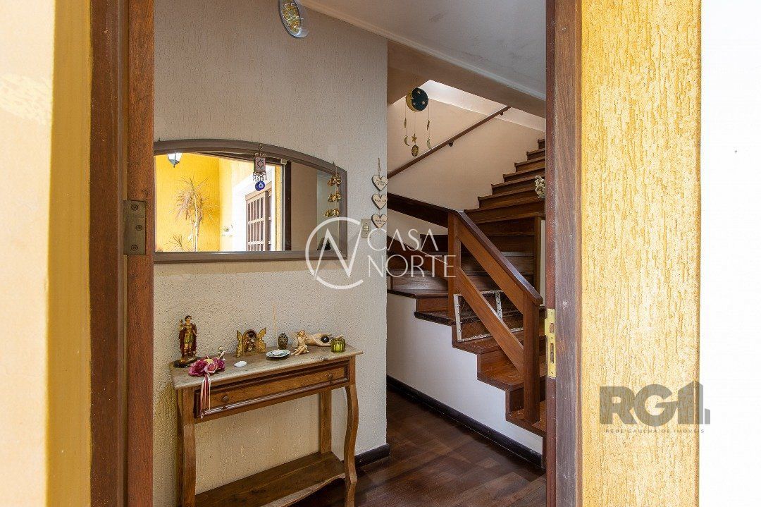 Casa à venda com 3 quartos, 300m², 1 suíte, 4 vagas, Avenida Fabio Araujo Santos no bairro Nonoai em Porto Alegre