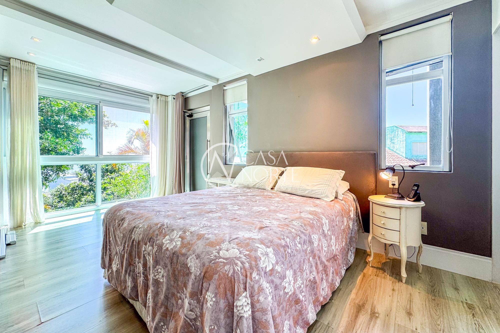 Casa de Condomínio à venda com 3 quartos, 367m², 3 suítes, 4 vagas, Praça José Assunção no bairro Vila Assunção em Porto Alegre