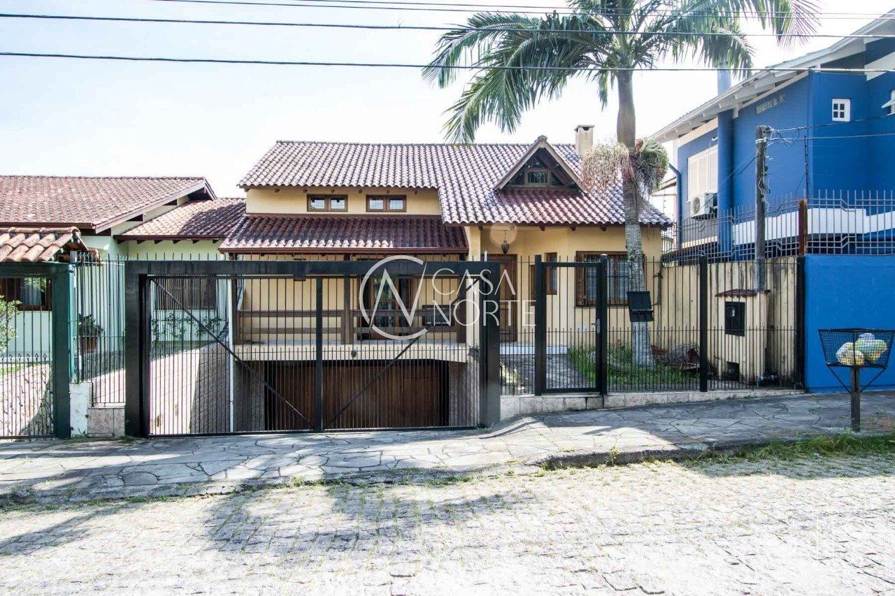 Casa à venda com 3 quartos, 320m², 1 suíte, 3 vagas, Rua Professor Leonardo Tochtrop no bairro Ipanema em Porto Alegre