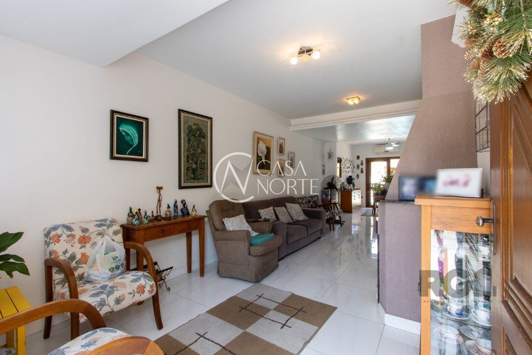 Casa à venda com 3 quartos, 188m², 1 suíte, 2 vagas, Rua Edgar Sanches Laurent no bairro Hípica em Porto Alegre