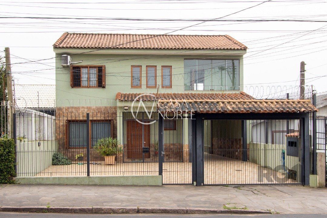 Casa à venda com 6 quartos, 342m², 1 suíte, 8 vagas, Rua Doutor Mário Totta no bairro Tristeza em Porto Alegre