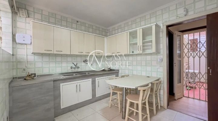 Casa à venda com 3 quartos, 240m², 1 suíte, 3 vagas, Rua Gávea no bairro Ipanema em Porto Alegre
