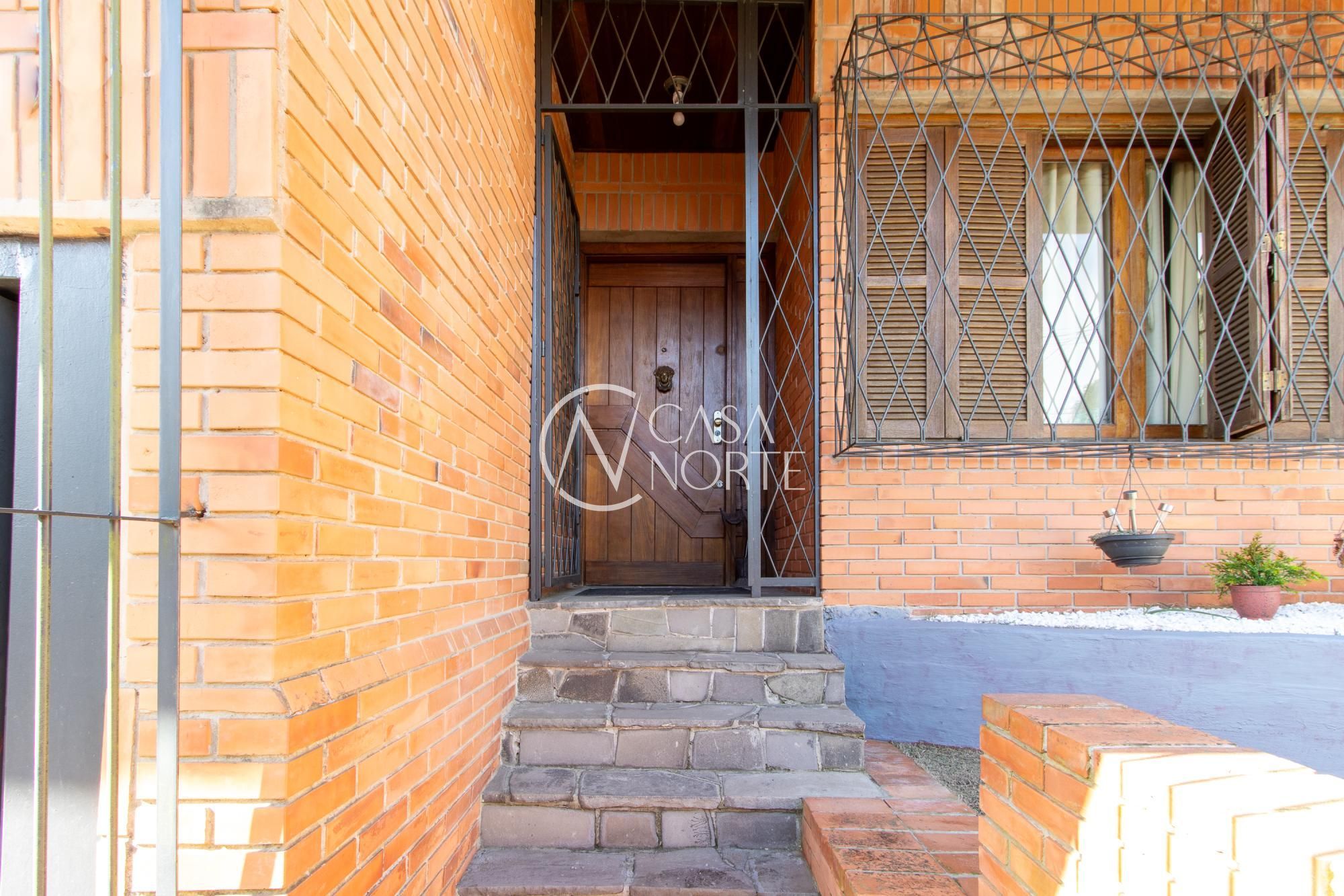 Casa à venda com 5 quartos, 205m², 1 suíte, 2 vagas, Rua Fernando Osório no bairro Teresópolis em Porto Alegre
