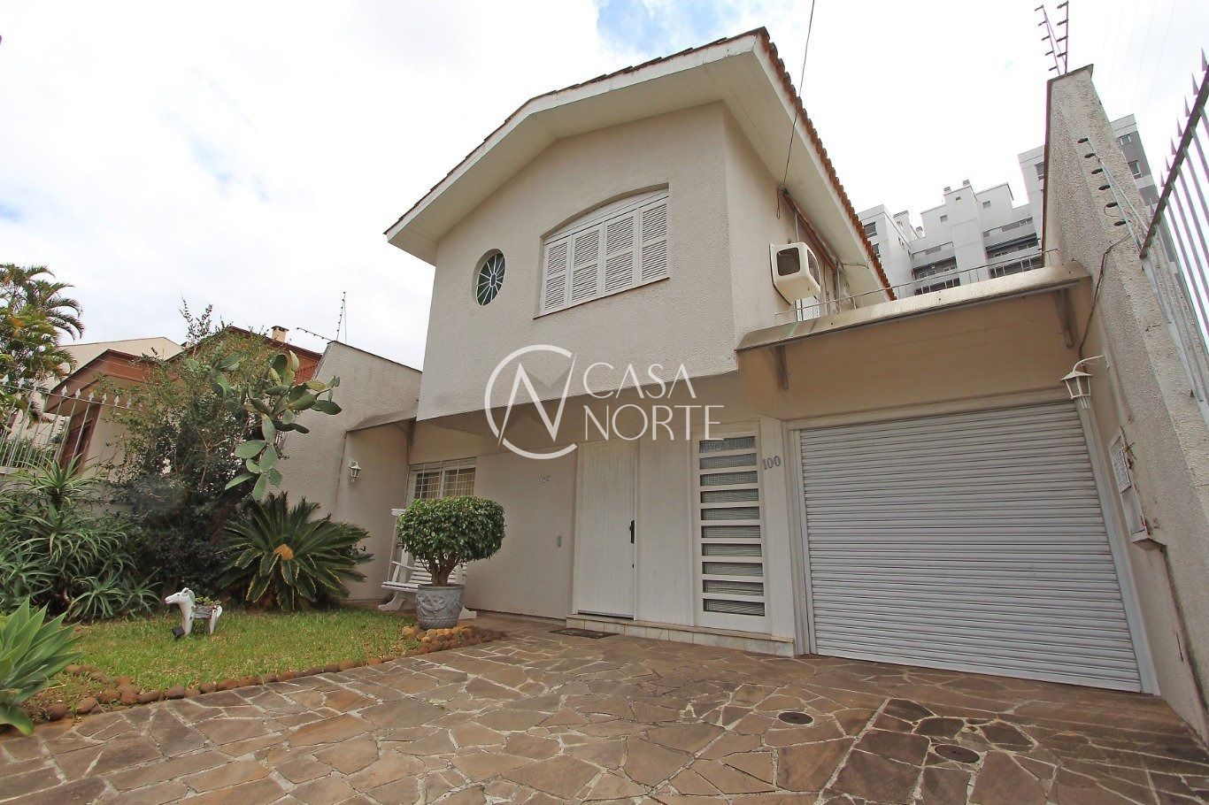 Casa à venda com 3 quartos, 248m², 5 vagas, Rua Padre Alois Kades no bairro Jardim Europa em Porto Alegre