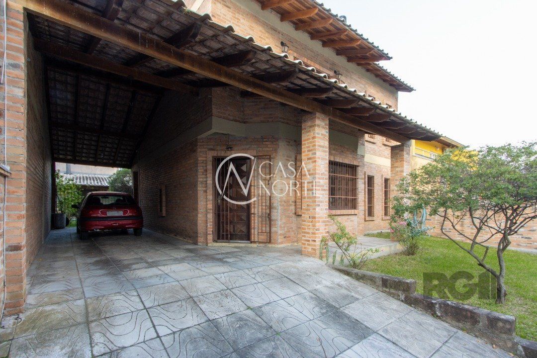 Casa à venda com 4 quartos, 267m², 1 suíte, 4 vagas, Avenida Tramandai no bairro Ipanema em Porto Alegre