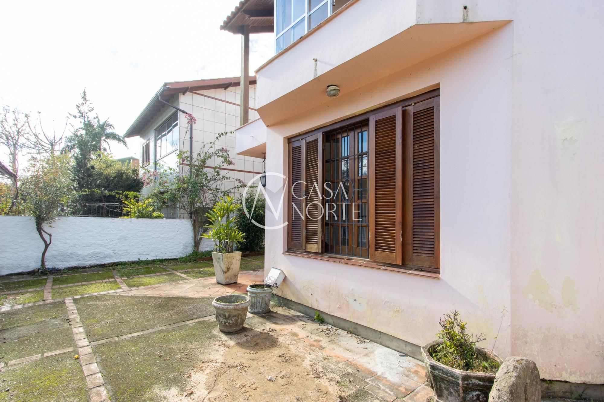 Casa à venda com 3 quartos, 253m², 1 suíte, 4 vagas, Avenida Guaiba no bairro Serraria em Porto Alegre