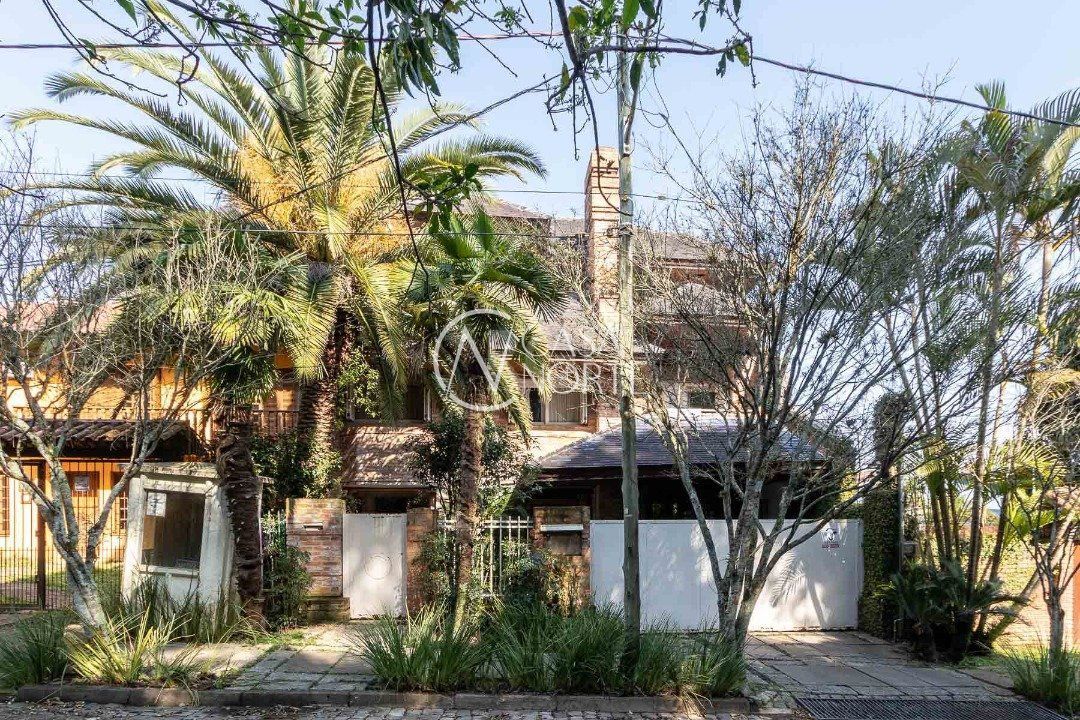 Casa à venda com 4 quartos, 418m², 1 suíte, 2 vagas, Rua Edgar Luiz Schneider no bairro Jardim Isabel em Porto Alegre