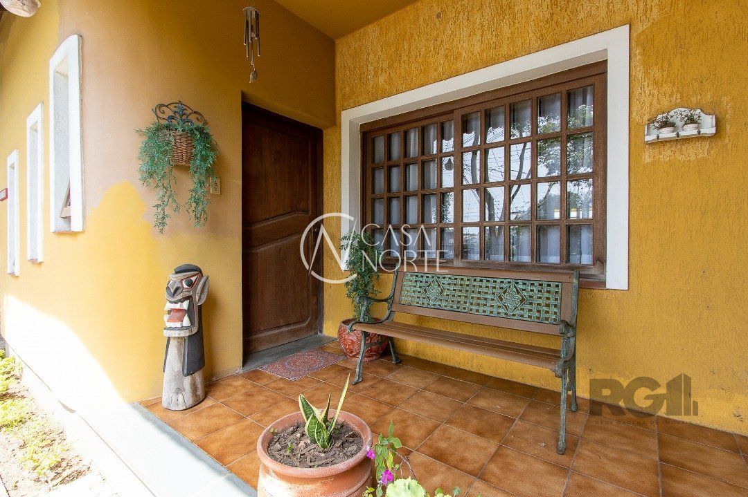 Casa à venda com 3 quartos, 300m², 1 suíte, 4 vagas, Avenida Fabio Araujo Santos no bairro Nonoai em Porto Alegre