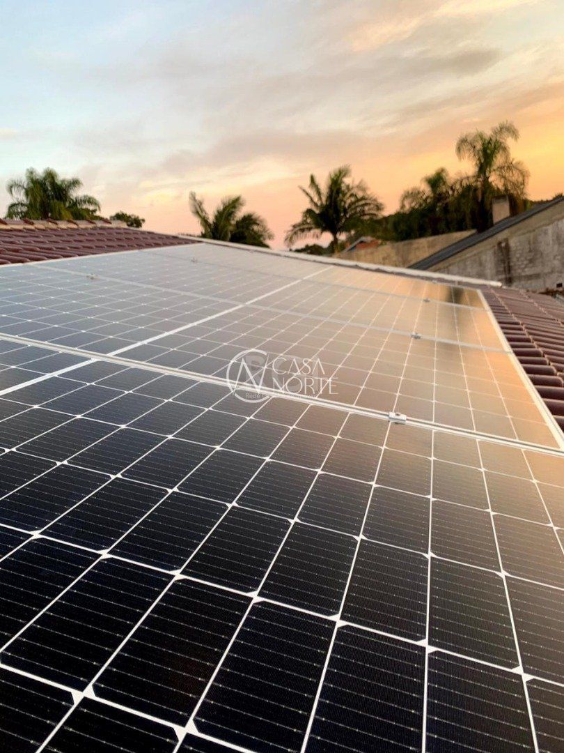 Casa à venda com 4 quartos, 182m², 1 suíte, 4 vagas, Rua Morano Calabro no bairro Jardim Isabel em Porto Alegre