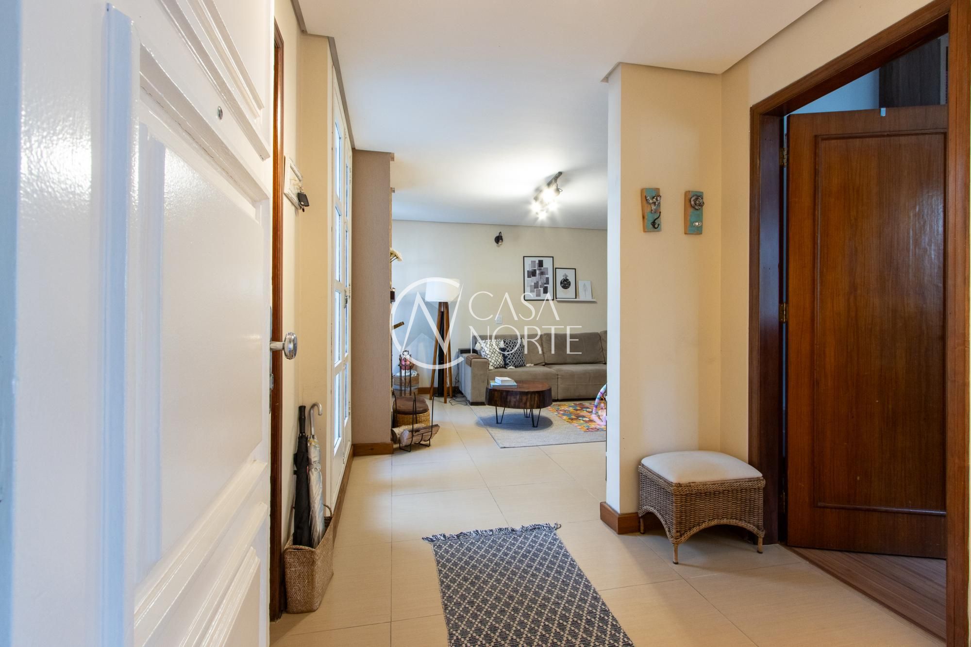 Casa à venda com 3 quartos, 270m², 3 suítes, 3 vagas, Rua Comandai no bairro Cristal em Porto Alegre