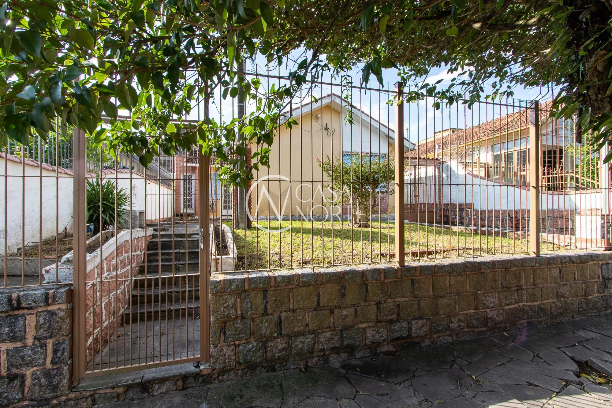 Casa à venda com 3 quartos, 70m², 2 vagas, Rua Vinte e um de Agosto no bairro Cavalhada em Porto Alegre