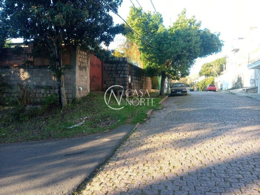 Terreno à venda  com 305m², Rua Padre João Batista Reus no bairro Camaquã em Porto Alegre