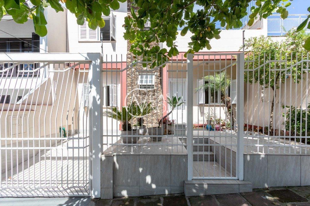 Sobrado à venda com 3 quartos, 150m², 1 suíte, 1 vaga, Rua Reverendo Daniel Betts no bairro Morro Santana em Porto Alegre