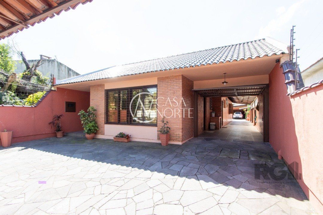 Casa à venda com 4 quartos, 389m², 1 suíte, 3 vagas, Rua Doutor Mário Totta no bairro Tristeza em Porto Alegre