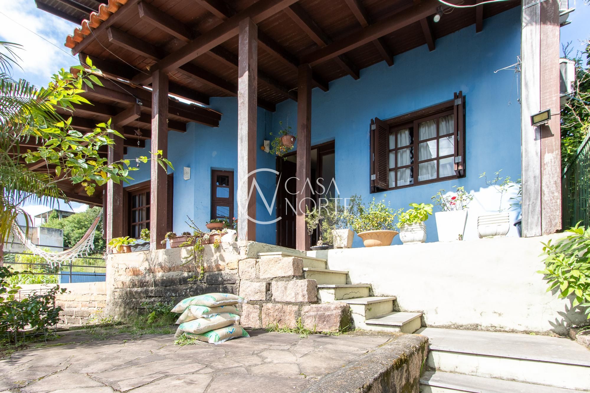 Casa à venda com 4 quartos, 229m², 1 suíte, 3 vagas, Rua Adriano Pereira da Silva no bairro Vila Nova em Porto Alegre