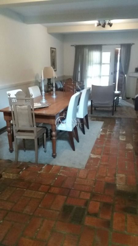 Casa à venda com 3 quartos, 239m², 2 vagas, Rua Fernando Cunha no bairro Cavalhada em Porto Alegre