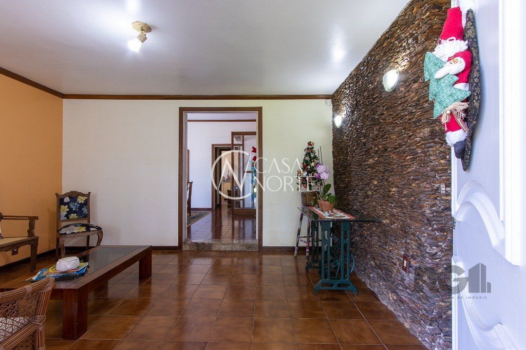 Sobrado à venda com 4 quartos, 284m², 1 suíte, 5 vagas, Rua Dona Otilia no bairro Santa Tereza em Porto Alegre