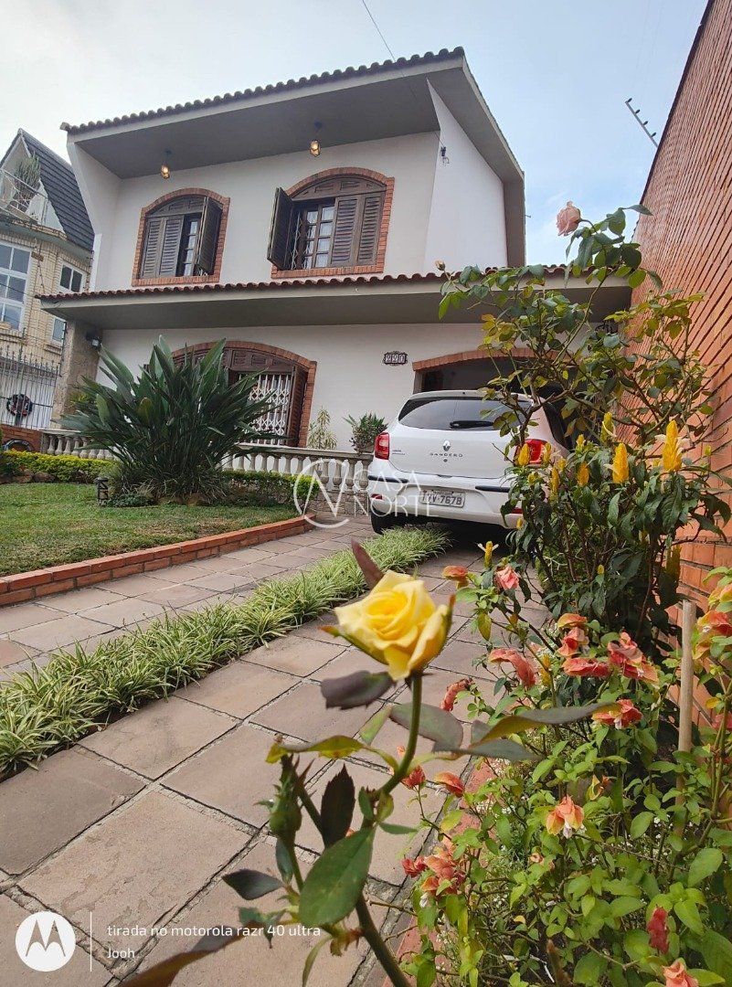 Casa à venda com 4 quartos, 244m², 1 suíte, 6 vagas, Rua Esteio no bairro Cavalhada em Porto Alegre