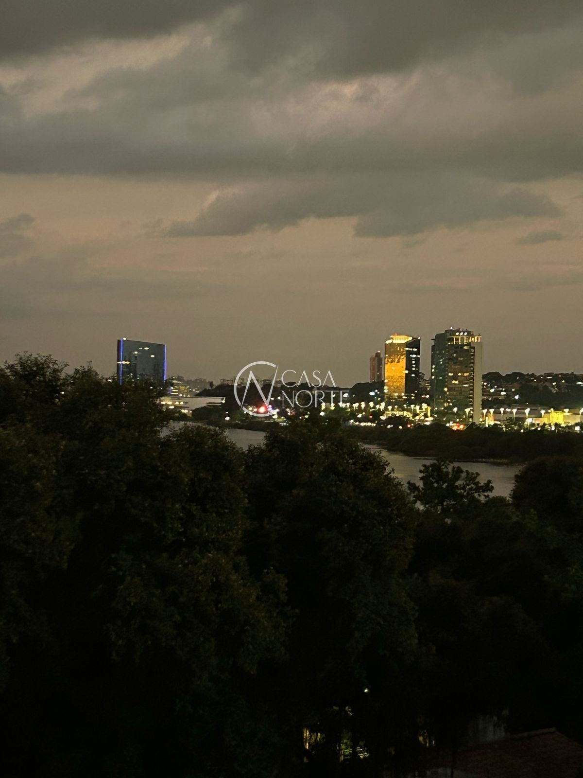 Casa à venda com 4 quartos, 500m², 3 suítes, 1 vaga, Rua Bororó no bairro Vila Assunção em Porto Alegre