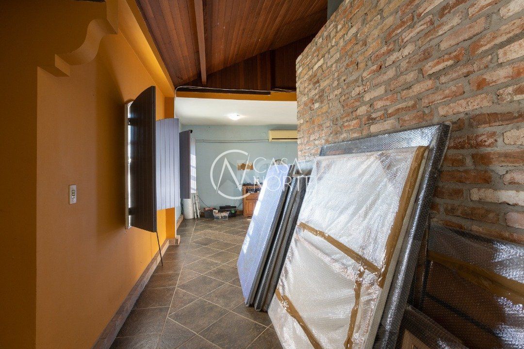 Casa à venda com 3 quartos, 244m², 1 suíte, 2 vagas, Rua Oiampi no bairro Guarujá em Porto Alegre