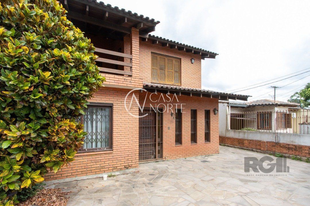 Casa à venda com 3 quartos, 205m², 2 suítes, 3 vagas, Estrada Aracaju no bairro Vila Nova em Porto Alegre